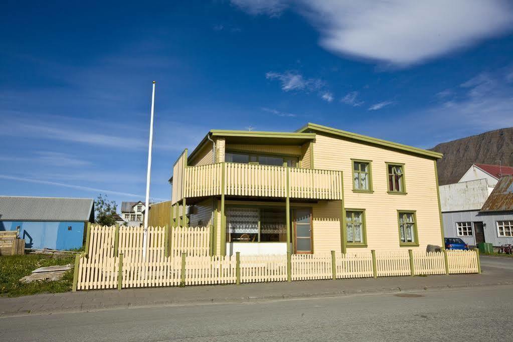 Guesthouse Gamla Isafjordur Bagian luar foto